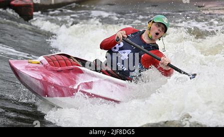 Nottingham, Regno Unito. 30th giugno 2022. I Campionati del mondo di canoe freestyle ICF 2022. National Water Sports Center, Holme Pierrepont Country Park.Zachary Zwanenburg (CAN) durante la finale Open Canoe. Credit: Sport in immagini/Alamy Live News Foto Stock