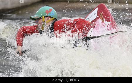 Nottingham, Regno Unito. 30th giugno 2022. I Campionati del mondo di canoe freestyle ICF 2022. National Water Sports Center, Holme Pierrepont Country Park.Zachary Zwanenburg (CAN) durante la finale Open Canoe. Credit: Sport in immagini/Alamy Live News Foto Stock