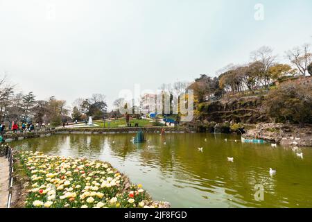 Emirgan Park e stagno con Sari Kosk. Emirgan korusuu in turco. Viaggio a Istanbul foto di sfondo. Istanbul Turchia - 4.16.2022 Foto Stock