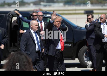 WEST PALM BEACH, FL - 22 MARZO: Il presidente DEGLI STATI UNITI Donald Trump fa ondare e saluta i tifosi mentre arriva su Air Force One all'Aeroporto Internazionale di Palm Beach per trascorrere del tempo al resort Mar-a-Lago il 22 marzo 2019 a West Palm Beach, Florida. Persone: Presidente Donald Trump Credit: Storms Media Group/Alamy Live News Foto Stock