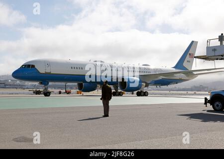 San Francisco, California, Stati Uniti. 29th giugno 2022. Il Vice Presidente degli Stati Uniti Kamala Harris arriva nell'Air Force Two all'Aeroporto Internazionale di San Francisco a San Francisco, California, USA, il 29 giugno 2022. Credit: John G. Mabanglo/Pool via CNP/dpa/Alamy Live News Foto Stock