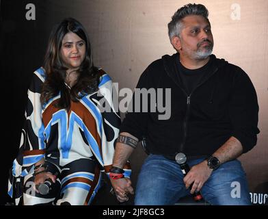Mumbai, India. 30th giugno 2022. Il produttore di film di L-R Bollywood Ekta Kapoor e il regista Mohit Suri hanno visto tenere le mani durante il lancio del loro prossimo film "Ek Villain Returns" a Mumbai. Il film sarà pubblicato in India il 29th luglio 2022. Credit: SOPA Images Limited/Alamy Live News Foto Stock