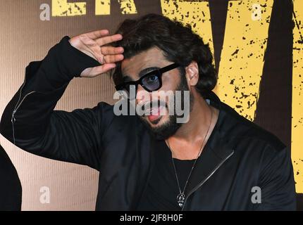 Mumbai, India. 30th giugno 2022. L'attore Bollywood Arjun Kapoor interagisce con i media durante il lancio del trailer del suo prossimo film "Ek Villain Returns" a Mumbai. Il film sarà pubblicato in India il 29th luglio 2022. (Foto di Ashish Vaishnav/SOPA Images/Sipa USA) Credit: Sipa USA/Alamy Live News Foto Stock