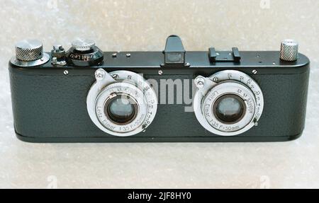 AJAXNETPHOTO. 1995. HOVE, INGHILTERRA. - FINTA LEICA STEREO CAMERA - VERNICE NERA 1930S LEICA STEREO 35MM CAMERA. INCISIONE DELLA LETTERA 'R' IN ELMAR SULL'OBIETTIVO ERRATA, RIAVVOLGIMENTO DELLA MANOPOLA DEL FILM DI TIPO ERRATO; PER QUANTO NOTO, LEITZ NON HA MAI PRODOTTO UNA TELECAMERA STEREO FULL FRAME 24X36MM 35MM. QUESTO ESEMPIO È PROBABILMENTE BASATO SU 2 TELECAMERE FED RUSSE. PHOTO:JONATHAN EASTLAND/AJAX REF:TC6082 28 31 Foto Stock