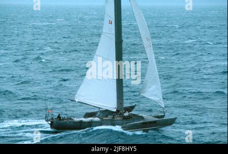 AJAXNETPHOTO. NOVEMBRE, 1982. ST.MALO, FRANCIA. - ROUTE DU RHUM - ALISCAFO TRIMARANO PAUL RICARD CON SKIPPERED DA ERIC TABARLY TESTA A OVEST VERSO IL CANALE DOPO LA PARTENZA. PHOTO:JONATHAN EASTLAND/AJAX REF:60305 18 Foto Stock