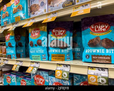 Seattle, WA USA - circa Giugno 2022: Primo piano visione dei prodotti privi di allergeni del marchio Gustate Life in vendita all'interno di un mercato di germogli. Foto Stock