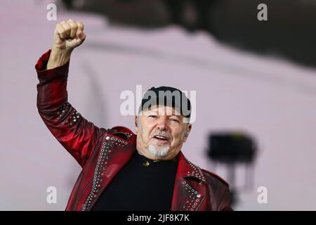 TORINO, Italia. 30th giugno 2022. Vasco Rossi si esibisce dal vivo sul palco per il suo tour "Vasco Live 2022" il 30 giugno 2022 allo stadio Olimpico Grande Torino. Credit: Massimiliano Ferraro/Medialys Images/Alamy Live News Foto Stock