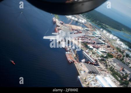 16 giugno 2022 - Mar Baltico - due aerei dell'aeronautica statunitense F-35A Lightning II assegnati al 134th Fighter Squadron, 158th Fighter Wing, Vermont Air National Guard, fotografati da un velivolo KC-135 Stratotanker assegnato all'Ala 92nd Air Refuging Wing, attualmente operante dalla base aerea di Spangdahlem, Germania, Il 16 giugno 2022 sono stati condotti flyover a basso approccio sulla regione del Mar Baltico. I due aerei da caccia stanno volando attraverso la regione del Mar Baltico a partire da Pirita Tee, Estonia, riga, Lettonia e infine Vilnius, La Lituania a dimostrare l'impegno e l'assicurazione degli Stati Uniti nei confronti degli alleati baltici della NATO Foto Stock