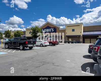 Mill Creek, WA USA - circa Giugno 2022: Vista esterna dell'entrata di Lowe's. Foto Stock