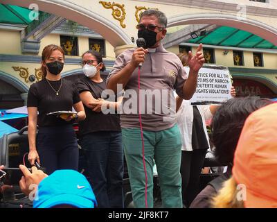 Manila, Filippine. 30th giugno 2022. Un sacerdote parla alla folla durante la protesta. I gruppi militanti hanno organizzato una protesta a Plaza Miranda a Quiapo nella Giornata di inaugurazione del Presidente eletto Ferdinand 'Bongbong' Marcos Jr. L'ordine del giorno principale della protesta è stato quello di chiedere la responsabilità da parte dell'amministrazione entrante per le richieste dell'economia e i crimini commessi sotto la dittatura del Late Ferdinand Marcos Sr. (Photo by Josefiel Rivera/SOPA Images/Sipa USA) Credit: Sipa USA/Alamy Live News Foto Stock