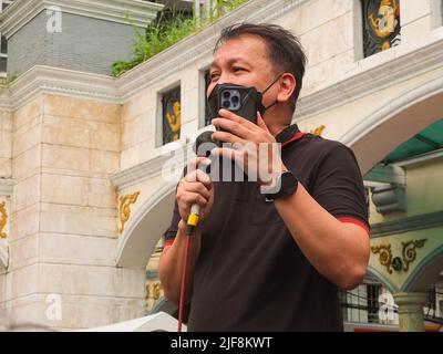 Manila, Filippine. 30th giugno 2022. Il segretario generale di Bagong Alyansang Makabayan (BAYAN) Renato Reyes Jr. Parla ai manifestanti. I gruppi militanti hanno organizzato una protesta a Plaza Miranda a Quiapo nella Giornata di inaugurazione del Presidente eletto Ferdinand 'Bongbong' Marcos Jr. L'ordine del giorno principale della protesta è stato quello di chiedere la responsabilità da parte dell'amministrazione entrante per le richieste dell'economia e i crimini commessi sotto la dittatura del Late Ferdinand Marcos Sr. (Photo by Josefiel Rivera/SOPA Images/Sipa USA) Credit: Sipa USA/Alamy Live News Foto Stock