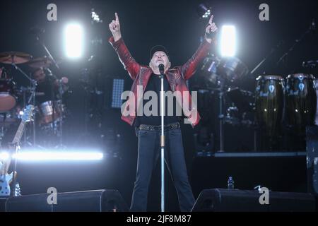 Vasco Rossi si esibisce dal vivo sul palco durante IL VASCO LIVE 2022 presso lo Stadio Olimpico Grande Torino il 30 giugno 2022 a Torino Foto Stock