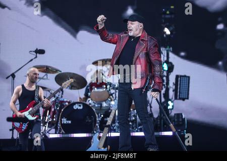 Vasco Rossi si esibisce dal vivo sul palco durante IL VASCO LIVE 2022 presso lo Stadio Olimpico Grande Torino il 30 giugno 2022 a Torino Foto Stock