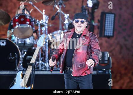 Vasco Rossi si esibisce dal vivo sul palco durante IL VASCO LIVE 2022 presso lo Stadio Olimpico Grande Torino il 30 giugno 2022 a Torino Foto Stock