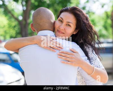 L uomo e la donna avvolgente Foto Stock