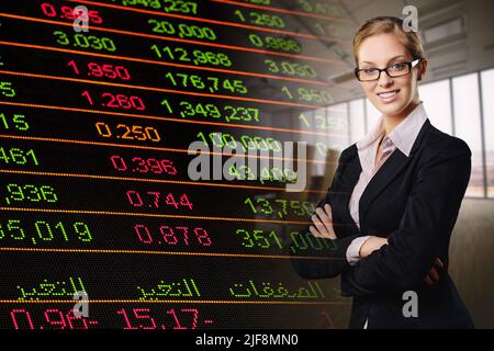 Donna e bordo esecutivo con indicatori di borsa Foto Stock