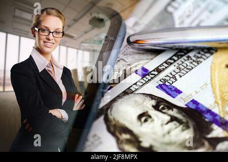 Donna esecutiva e 100 dollari di contanti fatture Foto Stock