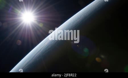 I raggi del sole scoppiarono sopra l'orizzonte della Terra mentre la Stazione spaziale Internazionale orbitò a 264 miglia sopra l'Australia Occidentale sulla costa di Shark Bay il 10 giugno 2022. Credito: NASA via CNP Foto Stock