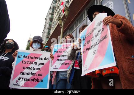 Lima, Perù. 30th giugno 2022. "La mancanza di interesse da parte dello Stato nei nostri confronti è anche una transfobia” può essere letta su un banner quando le donne transgender della comunità LGBT e i simpatizzanti tengono un sit-in davanti all'ufficio del procuratore per protestare contro la mancanza di sicurezza e l'aggressione e l'estorsione di cui sono vittime da pimps. Il 29th giugno 'haron' una donna transgender è stata ucciduta nel centro di Lima per non aver pagato la protezione ai pimps. Credit: Agenzia Stampa Fotoholica/Alamy Live News Foto Stock