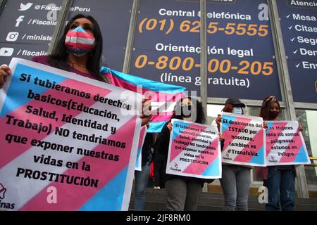 Lima, Perù. 30th giugno 2022. "Se avevamo diritti fondamentali, istruzione, salute, identità e lavoro, Non dovremmo rischiare la nostra vita in prostituzione? Può essere letto su una bandiera quando le donne transgender della comunità LGBT e i simpatizzanti tengono un sit-in davanti all'ufficio del procuratore per protestare contro la mancanza di sicurezza e l'aggressione e l'estorsione di cui sono vittime da pimps. Il 29th giugno 'haron' una donna transgender è stata ucciduta nel centro di Lima per non aver pagato la protezione ai pimps. Credit: Agenzia Stampa Fotoholica/Alamy Live News Foto Stock