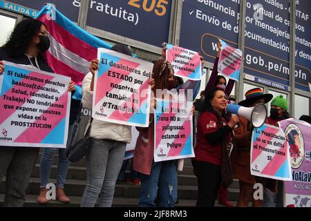 Lima, Perù. 30th giugno 2022. Le donne transgender della comunità LGBT e i simpatizzanti tengono un sit-in davanti all'ufficio del procuratore per protestare contro la mancanza di sicurezza e l'aggressione e l'estorsione di cui sono vittime da parte dei pimps. Il 29th giugno 'haron' una donna transgender è stata ucciduta nel centro di Lima per non aver pagato la protezione ai pimps. Credit: Agenzia Stampa Fotoholica/Alamy Live News Foto Stock