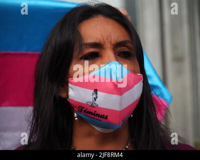 Lima, Perù. 30th giugno 2022. Una donna transgender della comunità LGBT tiene un sit-in davanti all'ufficio del procuratore per protestare contro la mancanza di sicurezza e l'aggressione e l'estorsione di cui sono vittime da parte dei pimps. Il 29th giugno 'haron' una donna transgender è stata ucciduta nel centro di Lima per non aver pagato la protezione ai pimps. Credit: Agenzia Stampa Fotoholica/Alamy Live News Foto Stock