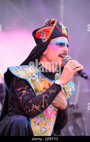 Il cantante spagnolo Rodrigo Cuevas ha visto durante la sua esibizione al Vida 2022 Festival di Vilanova i la Geltru. Rodrigo Cuevas è un cantante spagnolo nato ad Oviedo nel 1985. È un artista multidisciplinare. Canta canzoni popolari vestite da donna. Rodrigo Cuevas ha un corso di formazione musicale accademica: Diploma di pianoforte intermedio, studi di tuba al Conservatorio di Oviedo e tre anni di Sonologia a Barcellona. Credit: SOPA Images Limited/Alamy Live News Foto Stock