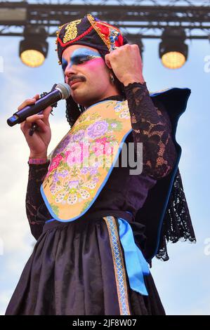 Il cantante spagnolo Rodrigo Cuevas ha visto durante la sua esibizione al Vida 2022 Festival di Vilanova i la Geltru. Rodrigo Cuevas è un cantante spagnolo nato ad Oviedo nel 1985. È un artista multidisciplinare. Canta canzoni popolari vestite da donna. Rodrigo Cuevas ha un corso di formazione musicale accademica: Diploma di pianoforte intermedio, studi di tuba al Conservatorio di Oviedo e tre anni di Sonologia a Barcellona. Credit: SOPA Images Limited/Alamy Live News Foto Stock