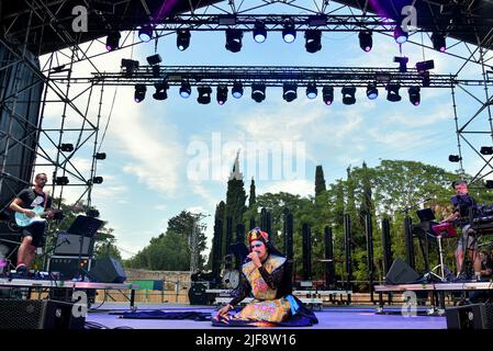 Il cantante spagnolo Rodrigo Cuevas ha visto durante la sua esibizione al Vida 2022 Festival di Vilanova i la Geltru. Rodrigo Cuevas è un cantante spagnolo nato ad Oviedo nel 1985. È un artista multidisciplinare. Canta canzoni popolari vestite da donna. Rodrigo Cuevas ha un corso di formazione musicale accademica: Diploma di pianoforte intermedio, studi di tuba al Conservatorio di Oviedo e tre anni di Sonologia a Barcellona. (Foto di Ramon Costa/SOPA Images/Sipa USA) Credit: Sipa USA/Alamy Live News Foto Stock