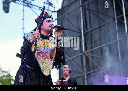 Il cantante spagnolo Rodrigo Cuevas ha visto durante la sua esibizione al Vida 2022 Festival di Vilanova i la Geltru. Rodrigo Cuevas è un cantante spagnolo nato ad Oviedo nel 1985. È un artista multidisciplinare. Canta canzoni popolari vestite da donna. Rodrigo Cuevas ha un corso di formazione musicale accademica: Diploma di pianoforte intermedio, studi di tuba al Conservatorio di Oviedo e tre anni di Sonologia a Barcellona. (Foto di Ramon Costa/SOPA Images/Sipa USA) Credit: Sipa USA/Alamy Live News Foto Stock