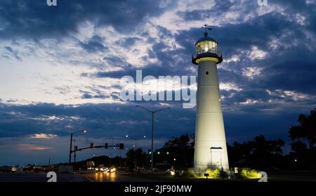 Il faro di Biloxi è esposto su Beach Boulevard a Biloxi, Mississippi, 26 giugno 2022. Il faro di Biloxi è stato costruito nel 1848 e serve come punto di riferimento della città. (STATI UNITI Air Force foto di Airman 1st classe Elizabeth Davis) Foto Stock