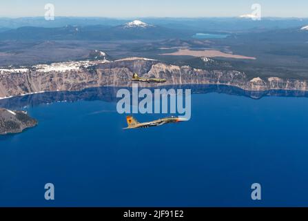 Una US Air Force F-15 Eagle dalla 173rd Fighter Wing che porta uno schema di pittura commemorando il namesake di Kingsley Field, il Lt. David R. Kingsley, vola in formazione con una Fortezza volante dell'era della seconda Guerra Mondiale B-17 sul Crater Lake, Ore. Durante Sentry Eagle 2022, giugno 24. Kingsley fu un bombardier su un B-17 durante la guerra e sacrificò la sua vita per salvare altri membri dell'equipaggio e fu successivamente premiato con la Medaglia d'onore. (STATI UNITI Foto della Guardia Nazionale dell'aria dello staff Sgt. Penny Snoozy) Foto Stock
