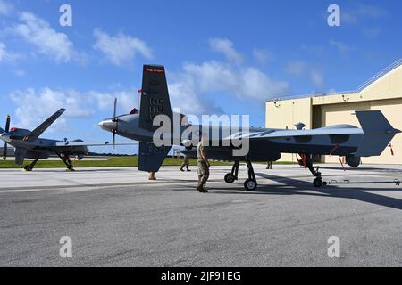 I membri dell'aeronautica degli Stati Uniti della 174th Ala di attacco, della Guardia Nazionale dell'aria di New York e del 119th Maintenance Squadron, della Guardia Nazionale dell'aria del North Dakota, lavorano come unità coesiva per lanciare l'aereo MQ-9 Reaper alla base dell'aeronautica di Anderson, Guam, durante l'esercizio Valliant Shield, 7 giugno 2022. Il Valiant Shield 2022 è stato un esercizio di formazione congiunta sul campo (FTX) della durata di 12 giorni volto a migliorare l'integrazione tra le forze americane conducendo operazioni congiunte in mare, a terra, in aria e nel cyberspazio. Ha offerto ai membri dell'impresa mq-9 l'opportunità di collaborare e fare la differenza mentre si provano Foto Stock