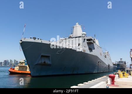 SAN DIEGO (29 giugno 2022) la nave portuale di trasporto anfibio di classe San Antonio USS Portland (LPD 27) si prepara a ormeggiare a bordo della base aerea navale North Island per partecipare al Rim of the Pacific (RIMPAC) 2022 nella California meridionale. Ventisei nazioni, 38 navi, quattro sottomarini, più di 170 aerei e 25.000 persone partecipano a RIMPAC dal 29 giugno al 4 agosto nelle isole Hawaiane e nella California meridionale. Il più grande esercizio marittimo internazionale del mondo, RIMPAC offre un’opportunità di formazione unica, promuovendo e sostenendo al contempo le relazioni di cooperazione A. Foto Stock