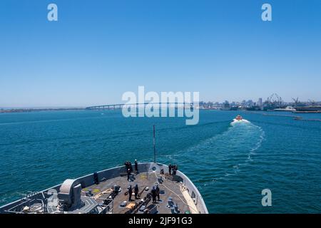 220629-N-VQ947-1023 SAN DIEGO (29 giugno 2022) — la nave portuale di trasporto anfibio di classe San Antonio USS Portland (LPD 27) transita verso la base aerea navale North Island per partecipare al Rim of the Pacific (RIMPAC) 2022 nella California meridionale. Ventisei nazioni, 38 navi, quattro sottomarini, più di 170 aerei e 25.000 persone partecipano a RIMPAC dal 29 giugno al 4 agosto nelle isole Hawaiane e nella California meridionale. Il più grande esercizio marittimo internazionale del mondo, RIMPAC offre un’opportunità di formazione unica, promuovendo e sostenendo al contempo le relazioni cooperative Foto Stock