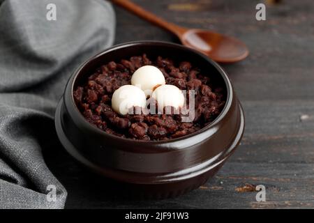 Porridge di fagiolo rosso coreano con Topping di torta di riso o Patjuk Foto Stock