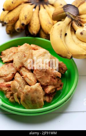 Pisang Goreng o Fried Banana Fritter, popolare Street Food nel sud-est asiatico, soprattutto in Malesia e Indonesia. Realizzato in Banana ricoperto di Swe Foto Stock