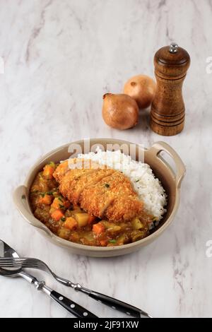 Riso giapponese con pollo Tonkatsu Kare Curry con patate e carote Foto Stock