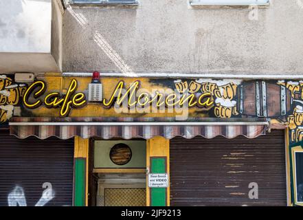 Berlino, Germania. 24th giugno 2022. La scritta 'Cade Morena' su Malplaquetstraße in Wedding. Una volta che cominciate a prestare attenzione, li vedete dappertutto nella città: I vecchi nomi della società e le lettere. L'autore J. Simon ha un cuore per le lettere - specialmente se sono fatte di neon. Documenta lettere e vecchie lettere nel paesaggio urbano, per libri illustrati e canale Twitter. (A dpa: 'L'amante della lettera e le tube al neon del periodo post-bellico') Credit: Elisabeth Edich/dpa/Alamy Live News Foto Stock