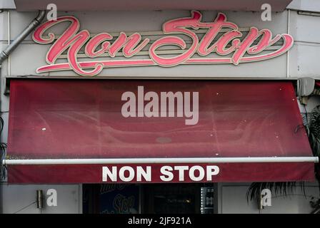 Berlino, Germania. 28th giugno 2022. La scritta "non Stop" di una caffetteria su Brüsseler Straße. Una volta che cominciate a prestare attenzione, li vedete dappertutto nella città: I vecchi nomi della società e le lettere. L'autore J. Simon ha un cuore per le lettere - specialmente se sono fatte di neon. Documenta lettere e vecchie lettere nel paesaggio urbano, per libri illustrati e canale Twitter. (A dpa: 'L'amante della lettera e le tube al neon del periodo post-bellico') Credit: Elisabeth Edich/dpa/Alamy Live News Foto Stock