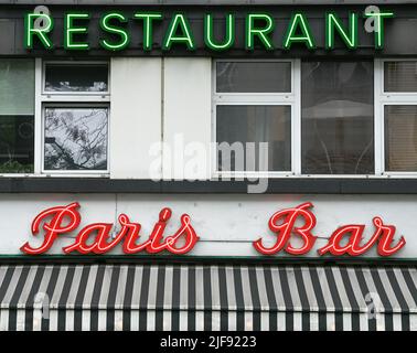 Berlino, Germania. 20th giugno 2022. La scritta "Restaurant Paris Bar" su Kantstraße. Una volta che cominciate a prestare attenzione, li vedete dappertutto nella città: I vecchi nomi della società e le lettere. L'autore J. Simon ha un cuore per le lettere - specialmente se sono fatte di neon. Documenta lettere e vecchie lettere nel paesaggio urbano, per libri illustrati e canale Twitter. (A dpa: 'L'amante della lettera e i tubi al neon dal dopoguerra') Credit: Jens Kalaene/dpa/Alamy Live News Foto Stock