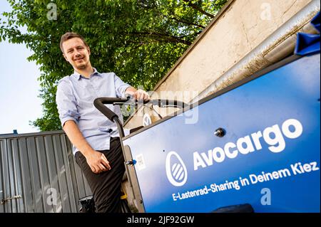 Berlino, Germania. 10th giugno 2022. Matti Schurr, CEO e co-fondatore di Avocargo, si trova accanto a una delle moto da carico della sua azienda di fronte a Motionlab Berlin. La startup con sede a Berlino di Avocargo offre biciclette e-load a Berlino e prevede di espandere i propri servizi ad altre città quest'anno. (A dpa 'missione 'make mainstream' - cities want to instead cargo bikes') Credit: Fabian Sommer/dpa/Alamy Live News Foto Stock