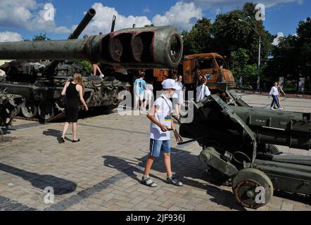 Kiev, Ucraina. 30th giugno 2022. La gente guarda le distrutte attrezzature militari russe catturate esposte nel centro di Kyiv. La Russia ha invaso l'Ucraina il 24 febbraio 2022, scatenando il più grande attacco militare in Europa dalla seconda guerra mondiale Credit: SOPA Images Limited/Alamy Live News Foto Stock