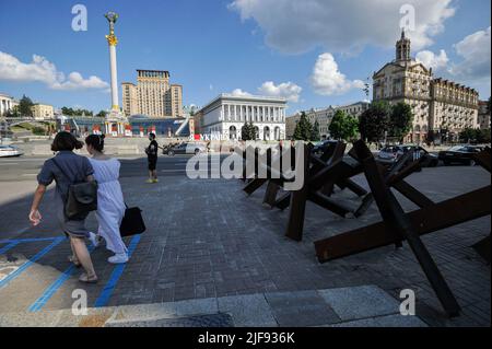 Kiev, Ucraina. 30th giugno 2022. La gente cammina accanto ai ricci anticarro nella Piazza dell'Indipendenza a Kyiv. La Russia ha invaso l'Ucraina il 24 febbraio 2022, scatenando il più grande attacco militare in Europa dalla seconda guerra mondiale Credit: SOPA Images Limited/Alamy Live News Foto Stock