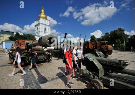 Kiev, Ucraina. 30th giugno 2022. La gente guarda le distrutte attrezzature militari russe catturate esposte nel centro di Kyiv. La Russia ha invaso l'Ucraina il 24 febbraio 2022, scatenando il più grande attacco militare in Europa dalla seconda guerra mondiale Credit: SOPA Images Limited/Alamy Live News Foto Stock