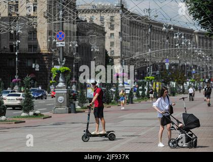 Kiev, Ucraina. 30th giugno 2022. Un uomo su uno scooter elettrico corre lungo la strada Khreshchatyk nel centro di Kyiv, in mezzo all'invasione russa dell'Ucraina. (Foto di Sergei Chuzavkov/SOPA Images/Sipa USA) Credit: Sipa USA/Alamy Live News Foto Stock