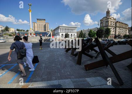 Kiev, Ucraina. 30th giugno 2022. La gente cammina accanto ai ricci anticarro nella Piazza dell'Indipendenza a Kyiv. La Russia ha invaso l'Ucraina il 24 febbraio 2022, scatenando il più grande attacco militare in Europa dalla seconda guerra mondiale (Foto di Sergei Chuzavkov/SOPA Images/Sipa USA) Credit: Sipa USA/Alamy Live News Foto Stock