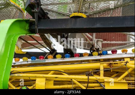 Corsa di Carnevale in corso di allestimento in una fiera rurale in estate per divertimento. Foto Stock