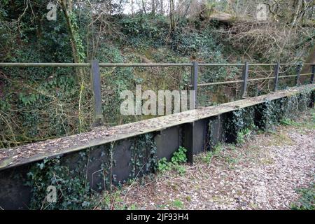 old iron railway bridge and unused railway track bed turned into a public footpath Foto Stock
