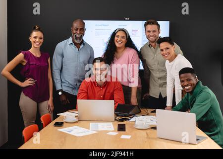 Ritratto di uomini d'affari multirazziali sorridenti e donne d'affari in sala di consiglio d'ufficio Foto Stock